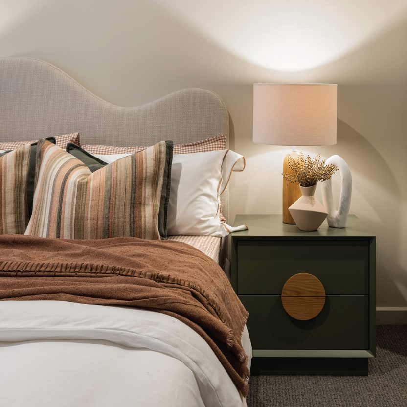 Warm bedroom with sculptural décor